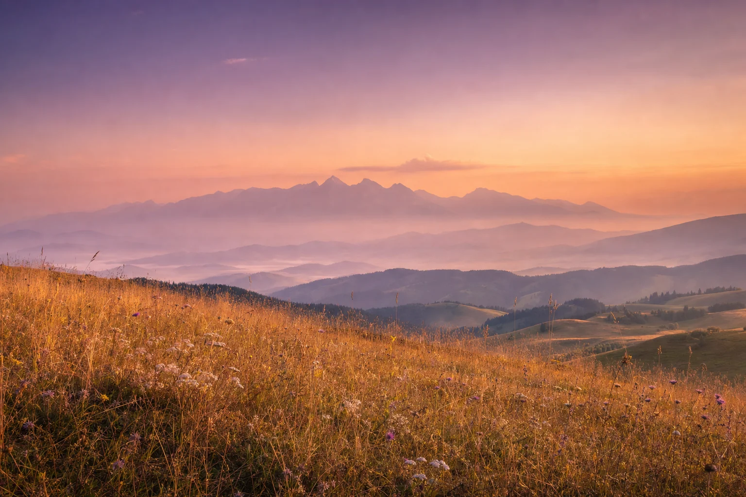 Liptovský región pri Tatrách za zlatej hodiny — pokoj a&nbsp;rozľahlosť severného Slovenska.